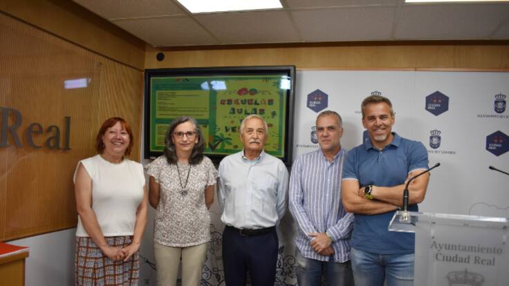 Matilde Hinojosa, concejal de Acción social, Pilar Alvarez, presidenta de Autrade y Antonio Crespo, presidente de la Asociación de Fuensanta