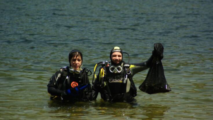 Voluntarios llevan a cabo una nueva limpieza del Lago de Sanabria
