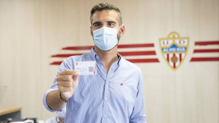 El alcalde de Almería muestra su abono para la temporada.
