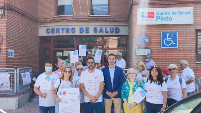 El alcalde de Pinto, Diego Ortiz, y el líder del PSOE de Madrid, Juan Lobato, critican el desmantelamiento de la sanidad pública