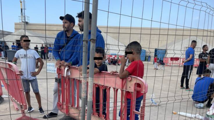 "Da asco. Hay ratas, mosquitos, basuras...": así son atendidos los inmigrantes llegados en patera a la Región de Murcia