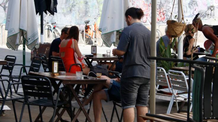 CRÒNICA de Ferran Dalmau. Barcelona avança l’horari de tancament de restaurants i terrasses de Ciutat Vella.