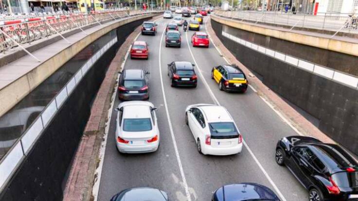 CRÒNICA d'Andrea Villoria i Oriol Soler. Moure's en cotxe per Barcelona implica perdre dos dies i mig l'any en embussos.