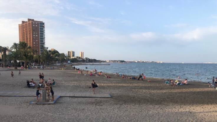 Vuelven las aguas cristalinas al Mar Menor, pero las temperaturas continúan muy elevadas