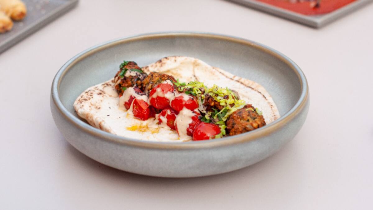 "La cocina es la manera más fácil de integrar": así funciona el proyecto más sobroso de Comisión de Ayuda al Refugiado