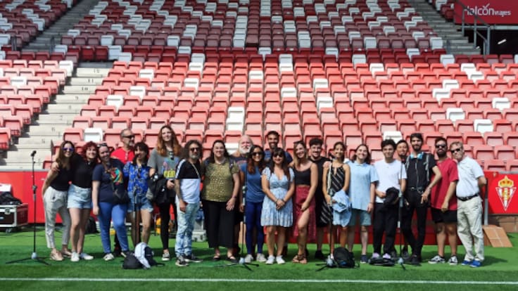 El Coro Joven de Gijón emocionado por su participación en el encuentro del Sporting contra el Burgos. La batura de Santi Novoa dirigió a más de 20.000 voces en el Molinón.