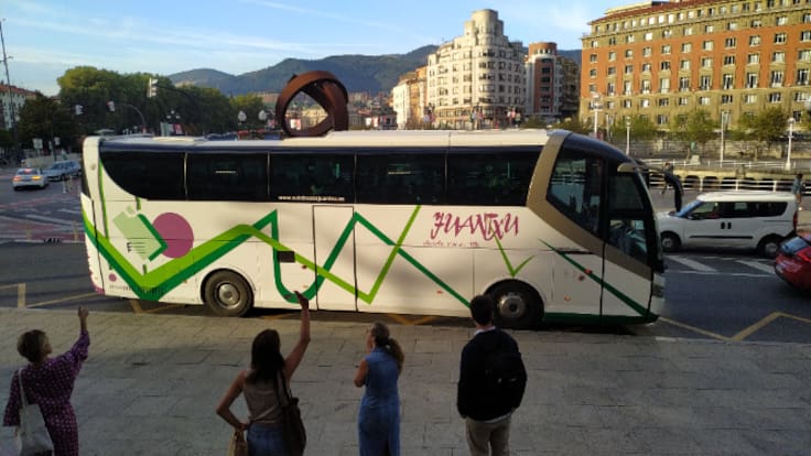El curso escolar arranca con autobuses tras el acuerdo de Educación y empresas