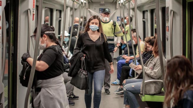 Los expertos debaten si mantener la mascarilla en los transportes públicos