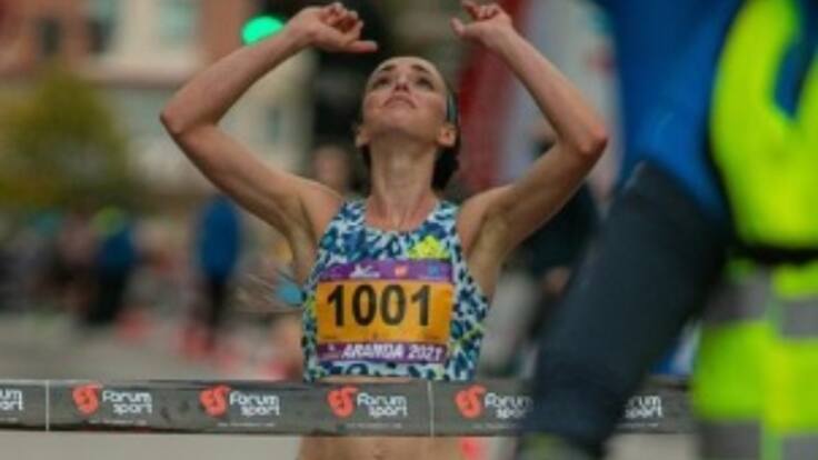 La atleta arandina del ADIDAS, Celia Antón, repasa en El Banquillo su próxima participación en la Higuero Running Festival y su trayectoria reciente y de futuro