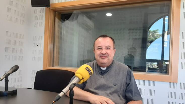 Entrevistamos al sacerdote Alberto Royo, antes de su marcha a Roma