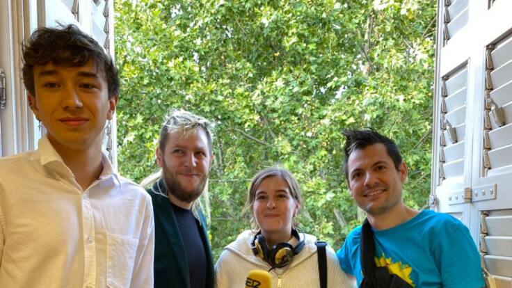 Gecko, el autor del cartel ganador del Pilar; junto a los hermanos Miguel Ángel y Roberto Laita Chóliz, integrantes de los Artistas del Gremio, en La Ventana de Aragón