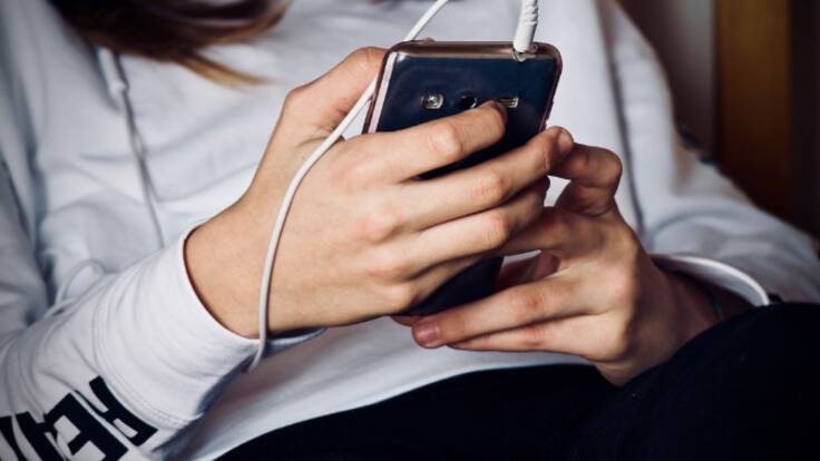 Ansiedad e inseguridad, las consecuencias en jóvenes tras una semana sin móvil: "En consulta usamos el mismo vocabulario que en una adicción de estupefacientes"