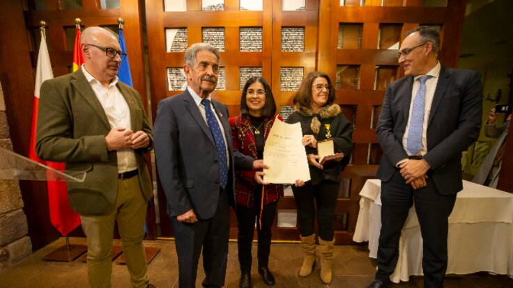 Sanidad condecora a la enfermera rural de Cantabria Aurora Aguilar por 42 años de vocación