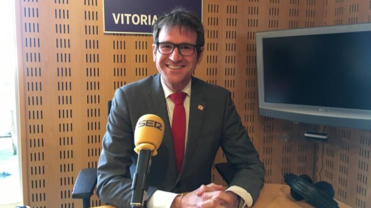 Gorka Urtaran: "Nosotros no nos oponemos a atender a refugiados sino a macrocentros de más de 300 personas"