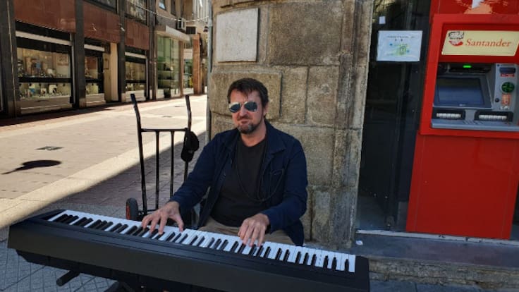 Vermú con SER - Milosz Labinski, un pianista callejero polaco enamorado de Pontevedra