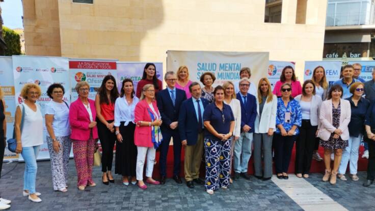 Reportaje sobre la lectura del manifiesto de FEAFES con motivo del Día Mundial de la Salud Mental