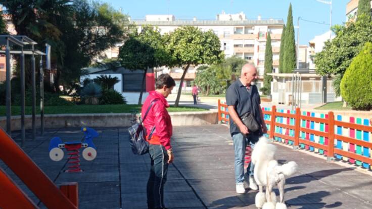 El caniche mejora la calidad de vida de las personas con problemas de salud mental en Lorca