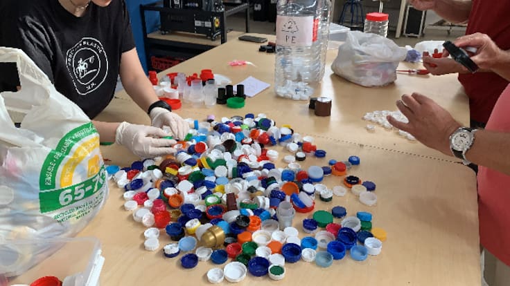Objetos únicos con plástico reciclado: Precious Plastic llega a Cuenca