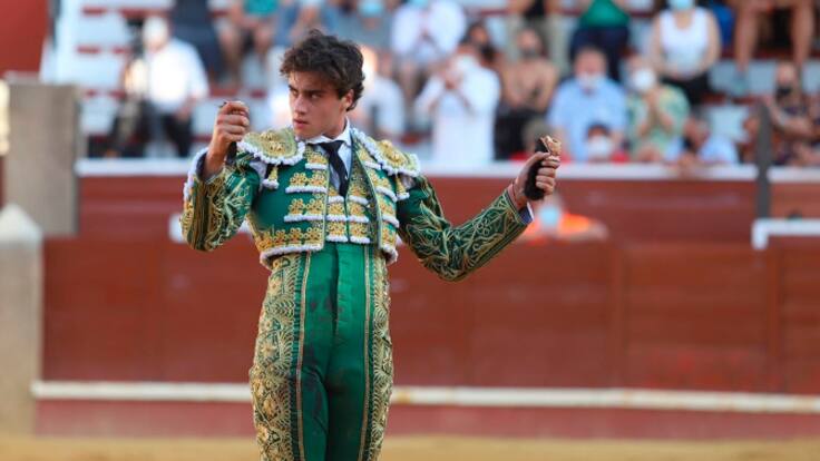 Javier Bocanegra nos cuenta las últimas noticias de la fiesta nacional y entrevista al novillero portuense Gonzalo Capdevilla.