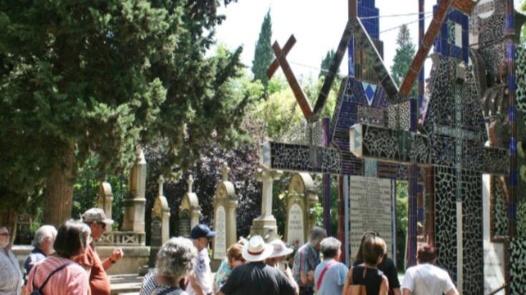 Una sepultura con aires egipcios, una tumba fuera del cementerio y un entierro de pie en La Rioja