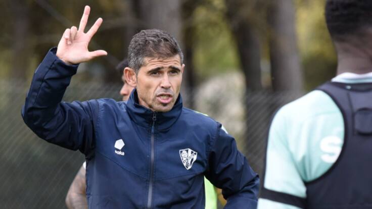 Antonio Hidalgo en la previa del partido ante el Amorebieta