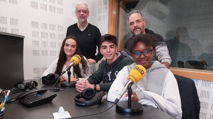 Hemos hablado con Alberto Rubio, director del IES Julio Caro Baroja y el profesor Jorge Cerezal; delante los embajadores juniors, Mireya, Pablo y Coumba.
