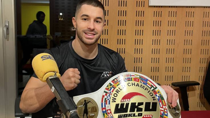 Álex Rodríguez defiende su cinturón de campeón del mundo de kick boxing.