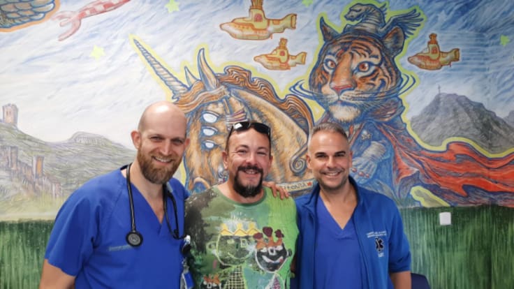 Descubrimos el nuevo mural de Toni Espinar en el hospital Lluís Alcanyís