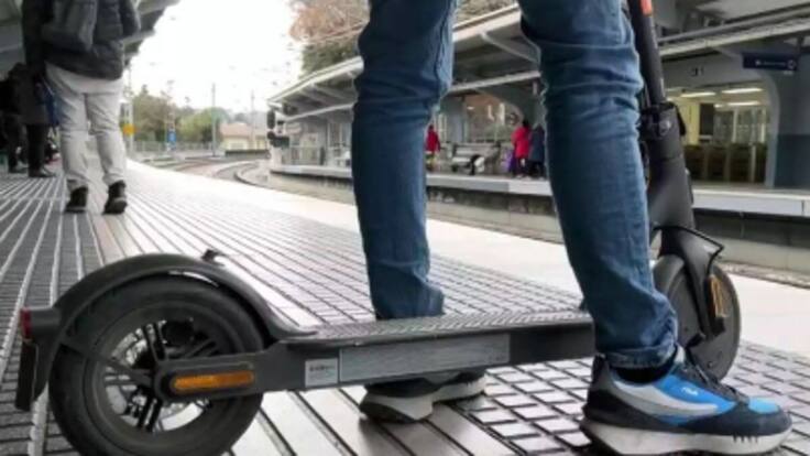 Usuarios cordobeses de patinetes eléctricos critican la prohibición de Renfe
