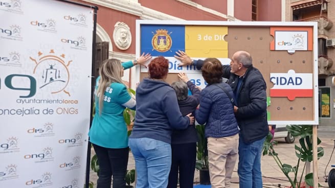 Bajo el lema “Lorca Capaz”, diferentes colectivos conmemoran el Día Internacional de las Personas con Discapacidad