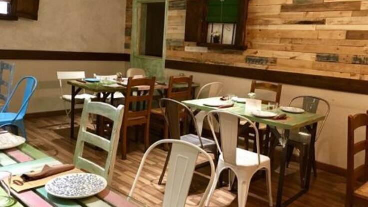 La Hostelería obligada a cerrar salas y reducir horarios en plena temporada alta ante la falta de personal