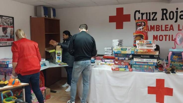 Los voluntarios de Cruz Roja Cuenca, inmersos en su campaña de juguetes