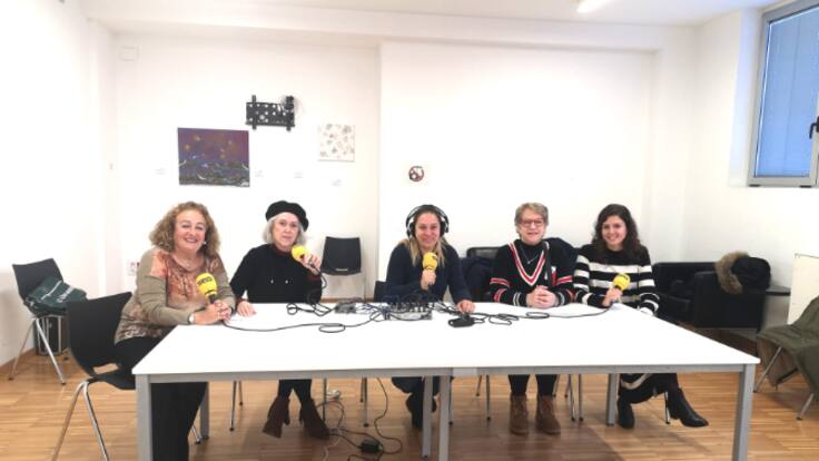 Taller de Radio| "Cumplimos contigo" llega hasta el centro cívico Nueva Montaña de Santander El espacio se ha realizado en una de las salas de un espacio que funciona de 2009 en la planta baja de los bloques de viviendas de la calle Luciano Malumbres