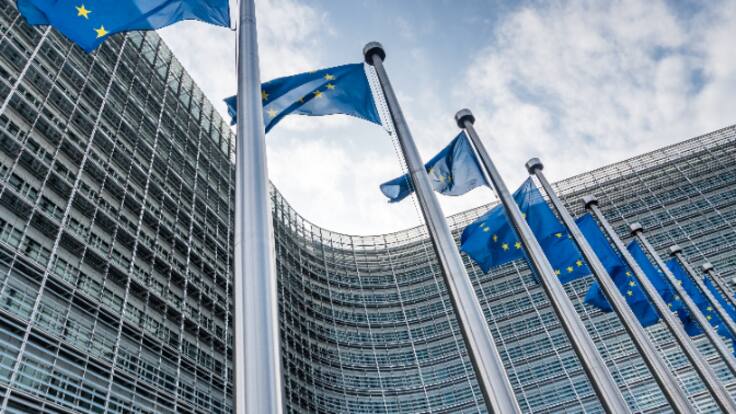 Tres broches en la UE