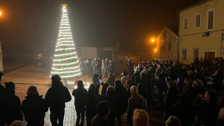 La Navidad florece en un pueblo de Cuenca con un gran árbol de ganchillo