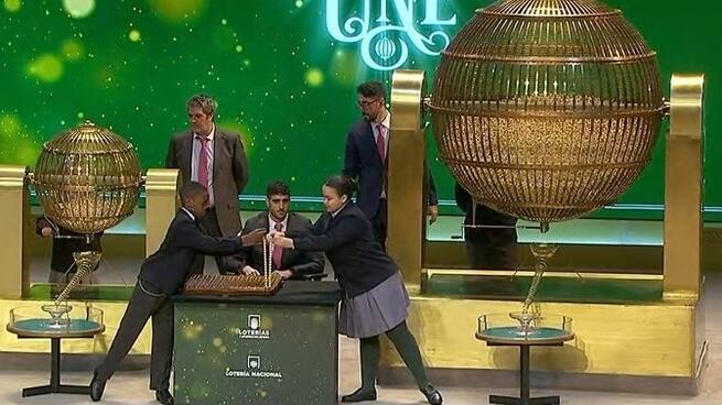 La reacció d'en Víctor, el venedor de loteria que s'ha adonat en directe que la seva administració ha venut dos dècims premiats