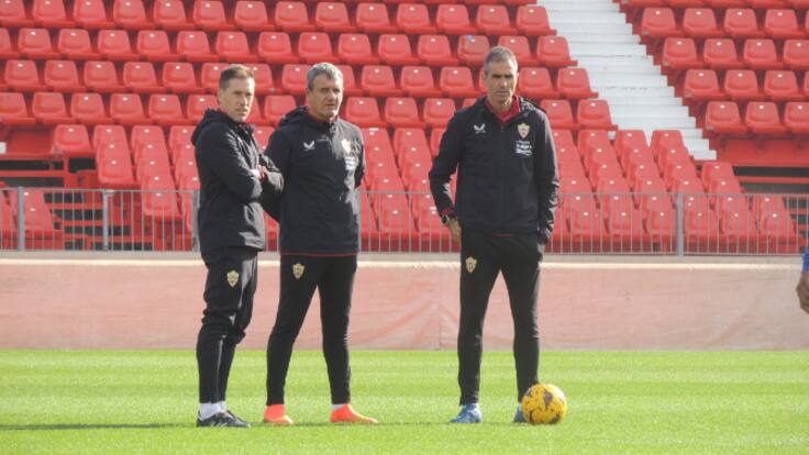 Garitano parece solo ante el peligro en el Almería.