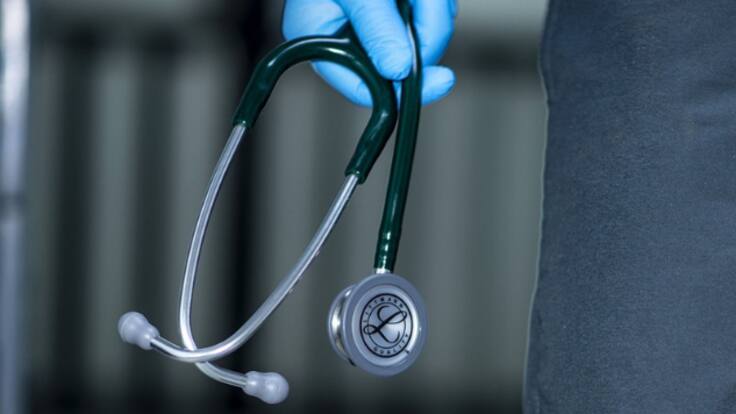 "El que maneja el avión no tiene título de piloto", la reflexión de una médica sobre el trabajo de los médicos que no han realizado el R