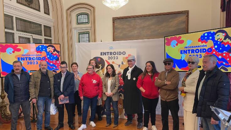 Hablamos de la presentación del Entroido Coruñés con Miguel de Amigos da Xoldra y Olaya y Paula de Os Malandros