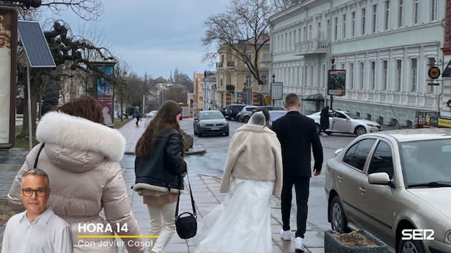 Hora 14 (14/02/2023) | Amor en Odesa, veto a los coches de gasolina y las víctimas del Alvia