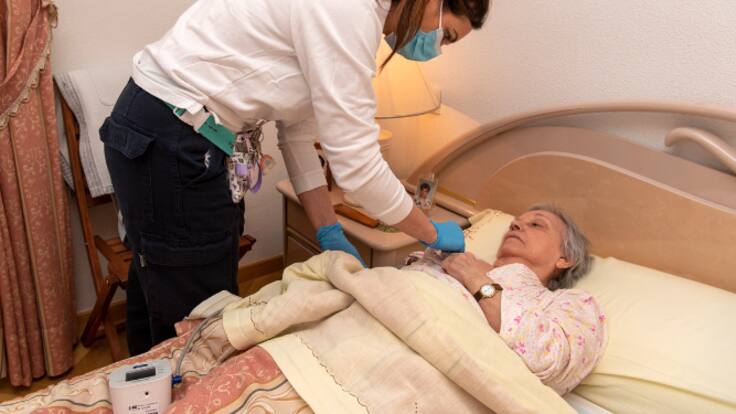 Entrevistamos al doctor Manuel Ruiz, coordinador del servicio de hospitalización a domicilio del Hospital U. de Getafe y al enfermero Juanvi Caravaca