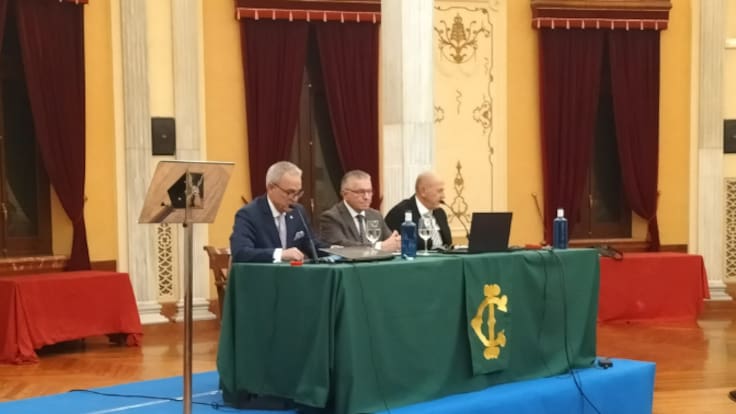 Rafael Valls, Pepe Serna e indalecio Carbonell hablan sobre la conferencia en el Círculo Industrial (22/02/2023)