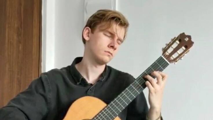 "Tocar la guitarra y la música son mi pasión" Roman Zaiachkiuskyi