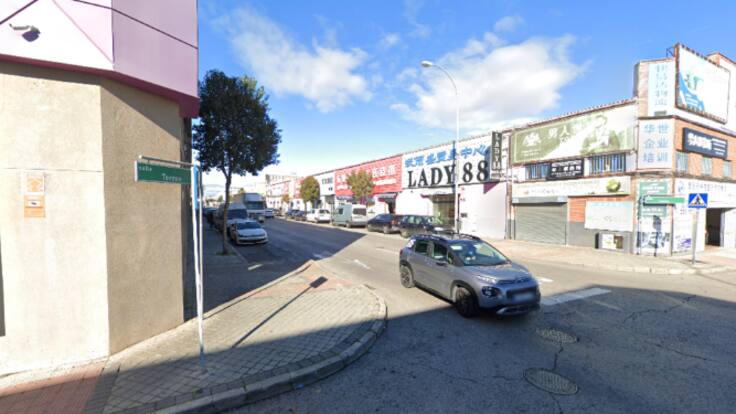 La edil de Desarrollo Sostenible de Fuenlabrada, Ana María Pérez, repasa las obras en la calle Manuel Cobo Calleja