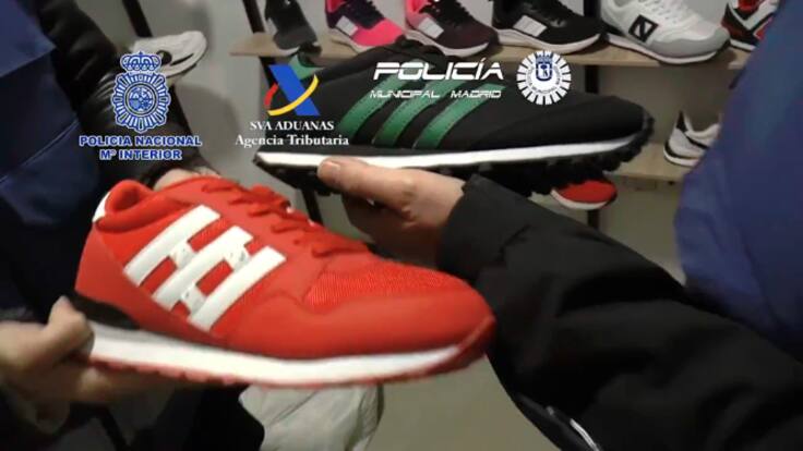 Una portavoz de la Policía Nacional repasa las detenciones y registros en Fuenlabrada y Elche tras la intervención de 133.000 zapatillas falsas