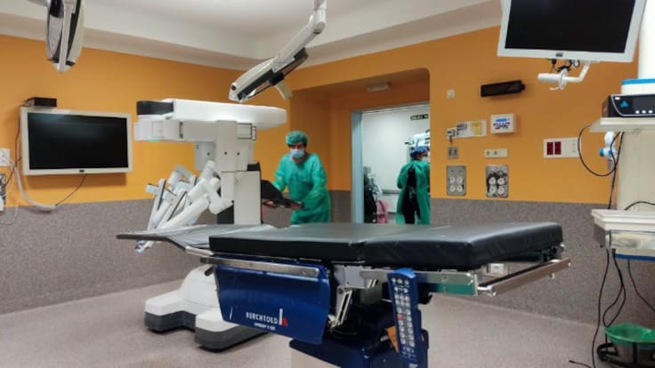 Luis Rodríguez Villamil explica los avances tecnológicos en la cirugía robótica para Asturias