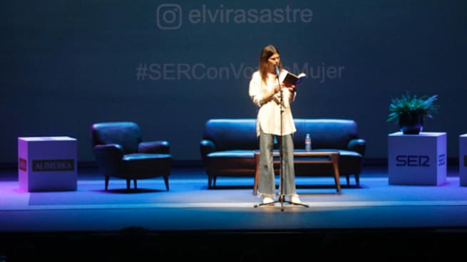 Elvira Sastre durante el evento &#039;Con Voz de Mujer&#039; en Gijón
