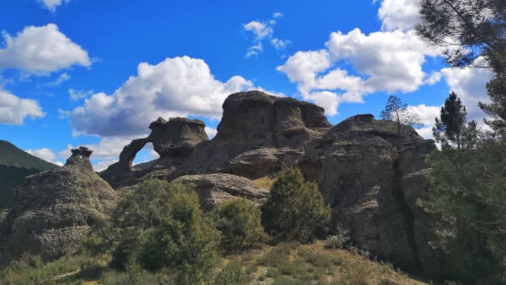 De excursión, entre pinos rodenos, hasta la Horadada o la Obrada de Boniches