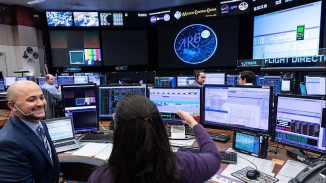 Marcos Flores, director de vuelo de la NASA: &quot;Pronto un astronauta hispano viajará a la Luna&quot;