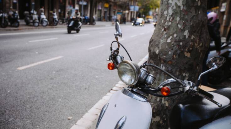 Les motos aparcades a la vorera: "Barcelona ara no té ordre"
